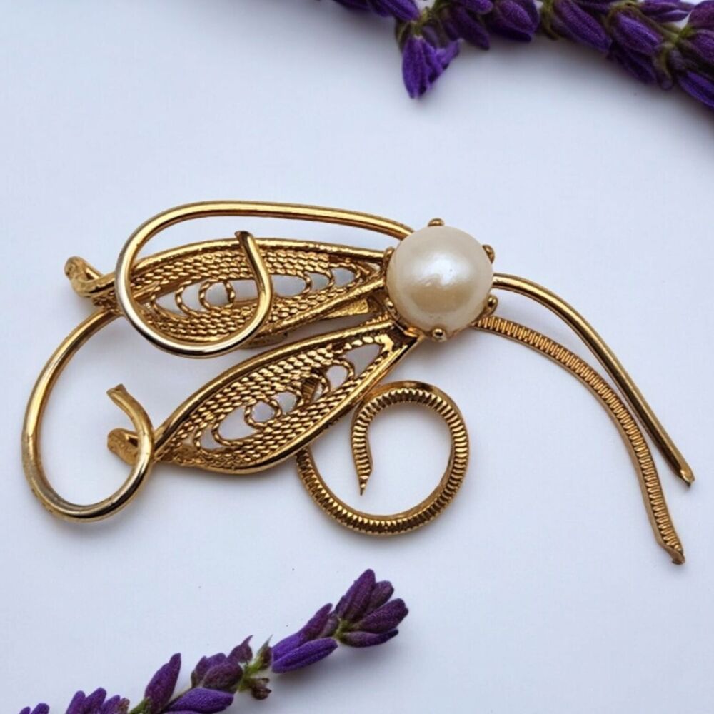Vintage Delicate Filigree Openwork Faux Pearl Classy 1.25" Gold Tone Brooch